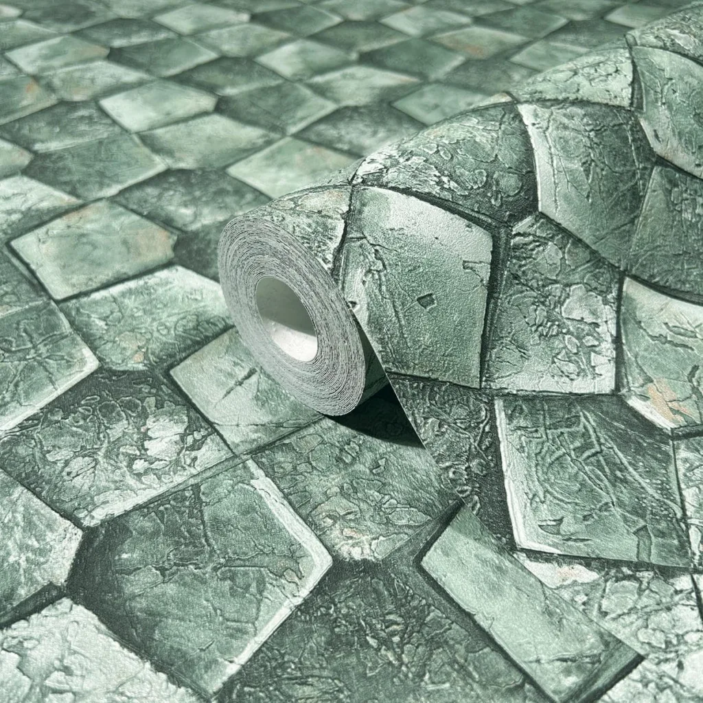 Stapel verschiedener DIN-A4-Tapetenmuster in Weiß-, Beige- und Pastelltönen liegen fächerförmig auf einem Holztisch, daneben ein kleiner Aufkleber mit der Aufschrift ‹1 €› und ein Smartphone, das die marburg Sample-Shop-Bestellseite zeigt.