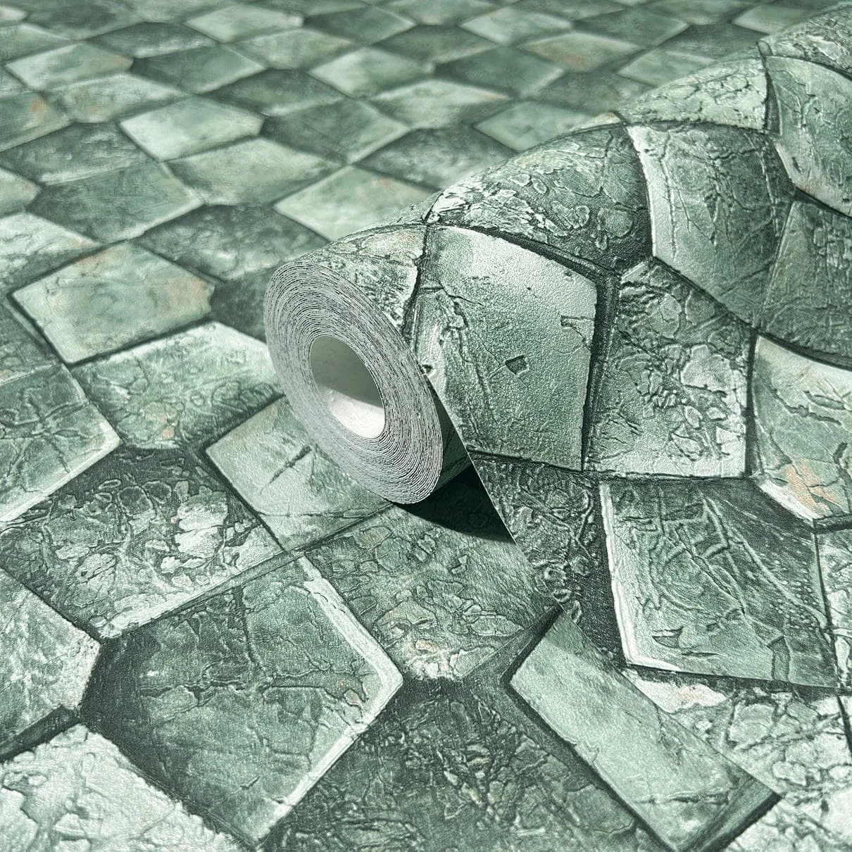 Stapel verschiedener DIN-A4-Tapetenmuster in Weiß-, Beige- und Pastelltönen liegen fächerförmig auf einem Holztisch, daneben ein kleiner Aufkleber mit der Aufschrift ‹1 €› und ein Smartphone, das die marburg Sample-Shop-Bestellseite zeigt.