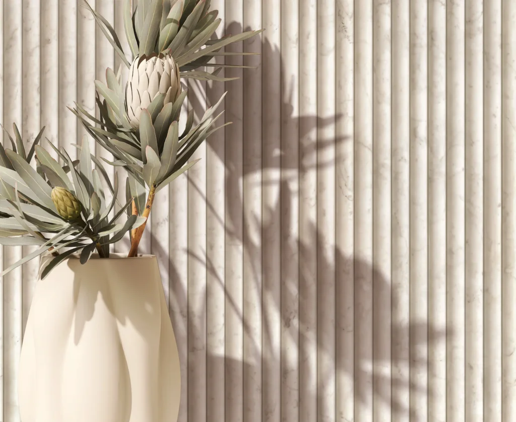 klassische streifentapete mit vertikalen beigen Linien im Wohnzimmer