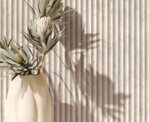 klassische streifentapete mit vertikalen beigen Linien im Wohnzimmer